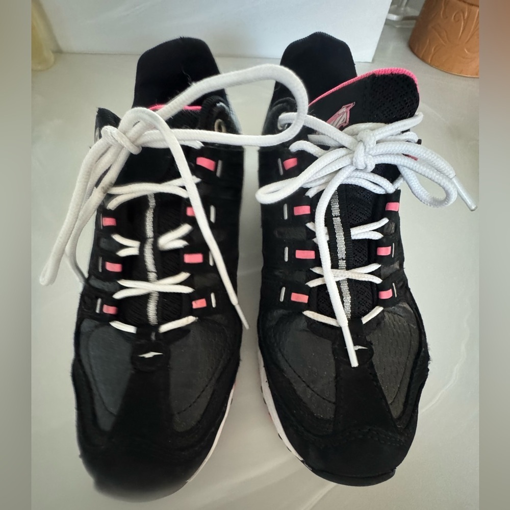 Avis Black and Pink Women's Athletic Shoes US 7.5